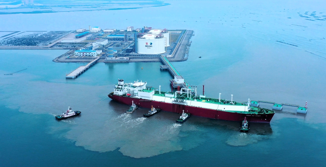 陽江LNG調峰儲氣庫項目首船靠泊成功